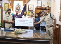 पुलिस सैलरी पैकेज बना सहारा : दुर्घटना में आरक्षक की मौत के बाद परिवार को मिली बड़ी राहत, सरकार की योजना से 1 करोड़ की मदद, दिवंगत आरक्षक की पत्नी को मिला 1 करोड़ रुपये का बीमा लाभ का चेक.