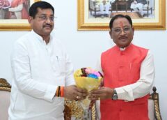 मुख्यमंत्री विष्णुदेव साय से यूपी के राज्यमंत्री रामकेश निषाद की अहम मुलाकात, खेलो इंडिया ट्राइबल गेम्स की सफलता पर दी बधाई : बस्तर कला के प्रतीक चिन्ह से किया सम्मान, खेल और खिलाड़ियों के विकास पर हुई विस्तृत चर्चा