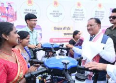 जशपुर की महिलाओं को तकनीक से सशक्त बनाने की पहल: विष्णुदेव साय ने ‘ड्रोन दीदी’ योजना के तहत सौंपे ड्रोन और सॉयल टेस्टिंग मशीन, आधुनिक कृषि से बढ़ेगी आय और आत्मनिर्भरता