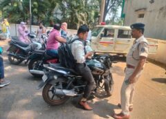 जशपुर में नियम तोड़ने वालों पर बड़ी कार्रवाई: जशपुर कलेक्ट्रेट में 28 शासकीय कर्मचारियों पर गिरी गाज, हेलमेट-सीट बेल्ट नहीं पहनने पर ₹14 हजार का चालान—कलेक्टर रोहित व्यास और एसएसपी डॉ लाल उमेद सिंह का सख्त संदेश ‘नियम सबके लिए समान’