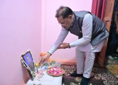मुख्यमंत्री का संवेदनशील दौरा: विष्णुदेव साय पहुंचे बंदरचूँआ, स्वर्गीय विवेक अंधारे को अर्पित की श्रद्धांजलि, शोक संतप्त परिवार को दिया सांत्वना और शक्ति का संदेश