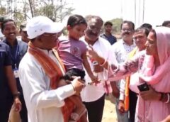 भैंसामुड़ा में CM साय का भावुक चेहरा: विष्णुदेव साय ने नन्हीं मानविका को गोद में उठाकर पहनाया चश्मा, “डॉक्टर बनना है” सुनकर मुस्कुराए—आत्मीय पल ने जीता हर दिल