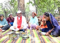 निर्माणाधीन पंचायत भवन के निरीक्षण के दौरान मुख्यमंत्री को श्रमिकों ने दिया भोजन का न्यौता: साथ बैठकर खाया बोरे बासी और आमा चटनी, भोजन के साथ साथ मुख्यमंत्री लेते रहे योजनाओं के क्रियान्वयन का फीडबैक