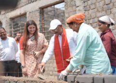 “ईंट जोड़ाई अच्छे से करिए… मसाला बढ़िया से डालिए” – जब श्रमिक बहन ने मुख्यमंत्री को सिखाया काम : निर्माण स्थल पर मुख्यमंत्री का श्रमदान: श्रमिक बहनों के साथ की ईंट जोड़ाई