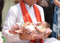 आम के पेड़ तले सजी चौपाल बना भावनाओं का मंच: विष्णुदेव साय ने नवजात का नाम रखा “रविशंकर”, गांव में गूंज उठी खुशियों की तालियां