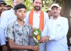 सुशासन तिहार में प्रतिभा का सम्मान: विष्णुदेव साय ने 93.5% अंक लाने वाले मेधावी छात्र गिरवर पटेल को किया सम्मानित, कहा—युवा ही प्रदेश का भविष्य