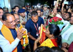 कोलकाता से लौटे मुख्यमंत्री विष्णु देव साय का रायपुर में जोरदार स्वागत : भाजपा कार्यकर्ताओं में दिखा उत्साह, पश्चिम बंगाल में सुशासन के नए दौर की जताई उम्मीद