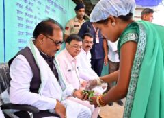 मुख्यमंत्री विष्णुदेव साय ने लेमरू में लखपति दीदी मंजू के हाथों से चखा गुपचुप, छोटे व्यवसाय से सफलता की मिसाल बनी महिला को मिला 30 हजार का प्रोत्साहन