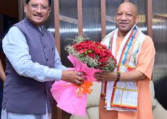 छत्तीसगढ़ की धरती पर गरिमामयी स्वागत: मुख्यमंत्री विष्णु देव साय ने राजकीय गमछा भेंट कर योगी आदित्यनाथ का किया पारंपरिक सम्मान