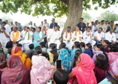 महुआ पेड़ के नीचे सजी मुख्यमंत्री की चौपाल : तेंदूपत्ता संग्राहकों के बीच पहुंचे विष्णु देव साय, चरण पादुका वितरण कर जाना हालचाल और गांव-गांव पहुंचाई सरकार की संवेदनशीलता