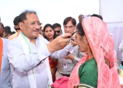 सुशासन तिहार में मुख्यमंत्री विष्णु देव साय का संवेदनशील अंदाज: हितग्राहियों को अपने हाथों से पहनाया नजर का चश्मा, स्वास्थ्य विभाग के स्टॉल में पहुंचकर बुजुर्गों और बच्चों को दी नई रोशनी की सौगात