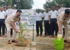 पूरे जिले में चला हरियाली अभियान : सूरजपुर पुलिस का मेगा ग्रीन मिशन ! एक दिन में 500 से ज्यादा पौधों का वृक्षारोपण, “सिर्फ पौधा नहीं, भविष्य लगाइए”— डीआईजी/एसएसपी की अपील.