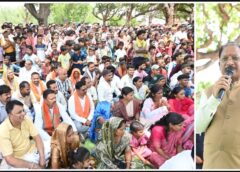 आम की छांव में मुख्यमंत्री की चौपाल: खाट पर बैठे, ग्रामीणों की सुनी बात, मौके पर दिए समाधान