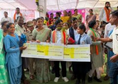 बस्तर की बेटियों ने पेश की सफलता की मिसाल, तेंदूपत्ता संग्राहक परिवारों की रुद्राणी और डालेश्वरी ने बढ़ाई अंचल की शान