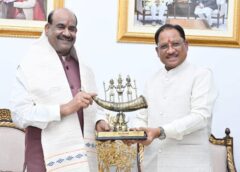 छत्तीसगढ़ की सांस्कृतिक विरासत से हुए रूबरू लोकसभा अध्यक्ष ओम बिड़ला: मुख्यमंत्री विष्णुदेव साय ने बस्तर दशहरा कॉफी टेबल बुक भेंट कर किया आत्मीय स्वागत, लोकतांत्रिक मूल्यों के सशक्तीकरण पर हुई चर्चा