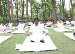 कोटमहर गार्डन में उत्साहपूर्वक मनाया गया 12वां अंतरराष्ट्रीय योग दिवस : वन मंत्री केदार कश्यप ने किया योगाभ्यास, स्वस्थ जीवन के लिए नियमित योग अपनाने का दिया संदेश