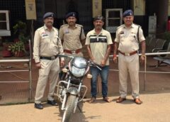 नाकाबंदी में बड़ा खुलासा, गाजीपुर निवासी शातिर चोर गिरफ्तार—विश्वकर्मा इंजीनियरिंग शॉप के सामने से चोरी गई बाइक बरामद