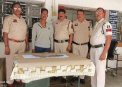 पुलिस की त्वरित कार्रवाई : राहगीरों में दहशत फैलाने की कोशिश नाकाम, आरोपी से धारदार हथियार जब्त, मेन रोड पर तलवार लहराने वाला युवक गिरफ्तार.