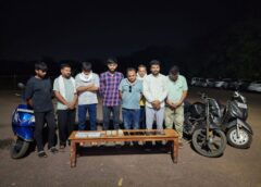 देर रात जुआ अड्डे पर पुलिस का धावा: 8 जुआरी रंगे हाथ गिरफ्तार, ₹5.20 लाख की नगदी और सामान जब्त