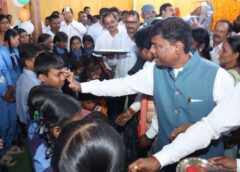 बस्तर में शिक्षा को नई उड़ान! शाला प्रवेश उत्सव में बच्चों का तिलक-मिठाई से स्वागत, करोड़ों के स्कूल भवन का लोकार्पण