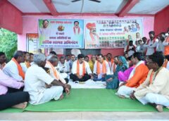 ग्रामीणों के बीच पहुंचे डिप्टी सीएम विजय शर्मा, समस्याएं सुनीं, विकास कार्यों की सौगात दी, बच्चों के लिए बीच रास्ते रुकवाया काफिला