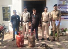 रात के अंधेरे में सूने मकानों को बनाते थे निशाना, दो शातिर चोर पुलिस के हत्थे चढ़े… चोरी का माल खरीदने वाला व्यवसायी भी गिरफ्तार, गैस सिलेंडर, चांदी के पायल और तांबा तार बरामद।