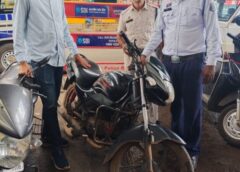 सड़क किनारे खड़ी लावारिस बाइक ने खोला चोरी का रहस्य, चेसिस नंबर से हुई पहचान और पुलिस ने लौटाई मालिक की उम्मीद.