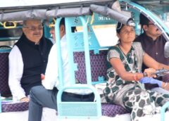 जब महिला ई-रिक्शा चालक बनीं विधानसभा अध्यक्ष की ‘ड्राइवर’! डॉ. रमन सिंह ने किया सफर, आत्मनिर्भर महिलाओं का बढ़ाया हौसला