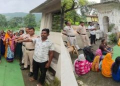 नशे के कारोबारियों पर रायगढ़ पुलिस का ‘आघात’, अब महिला शक्ति बनेगी हथियार, कुर्सी छोड़ जमीन पर बैठे थाना प्रभारी, गांव की चौपाल में महिलाओं ने लिया अवैध शराब रोकने का संकल्प.