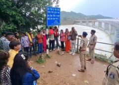 एक सेल्फी के लिए जिंदगी दांव पर! खूंटाघाट वेस्टवियर के खतरनाक बहाव तक पहुंच गए परिवार-बच्चे, पुलिस ने मौके पर पकड़ा और दी कड़ी चेतावनी