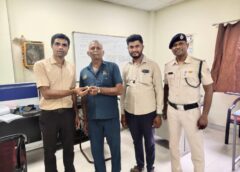बायो-टॉयलेट में गिरी 3 लाख की सोने की अंगूठी, रेलवे ने कर दिखाया कमाल! रेल मदद शिकायत पर त्वरित एक्शन, चुनौतीपूर्ण रेस्क्यू ऑपरेशन के बाद यात्री को सुरक्षित लौटाया कीमती गहना