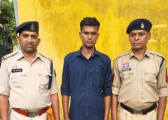 पहले दी जान से मारने की धमकी, फिर घर पहुंचकर टंगिया से किया हमला! पुलिस ने फरार आरोपी को दबोचा, हथियार भी बरामद