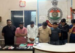 स्पा सेंटर की आड़ में चल रहा था देह व्यापार का खेल! पुलिस की रेड में मैनेजर व महिला दलाल समेत 9 गिरफ्तार, 19 मोबाइल जब्त