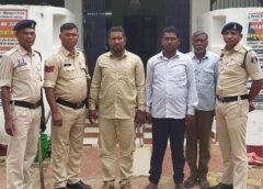 गांव के मंदिर चौक पर विवाद ने लिया खौफनाक रूप! युवक को जान से मारने की नीयत से सिर पर बरसाया लकड़ी का बत्ता, खून लगे कपड़े और हथियार जब्त, 3 गिरफ्तार