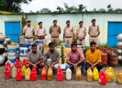 ऑपरेशन आघात : रायगढ़ में नशे के सौदागरों पर बड़ा वार ! कोतरारोड़ पुलिस की लगातार चार रेड में खुला अवैध शराब का खेल, 395 लीटर महुआ शराब के साथ छः आरोपी गिरफ्तार.