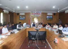 सरगुजा में विकास योजनाओं की समीक्षा बैठक में संभागायुक्त का सख्त तेवर, अफसरों को दो टूक निर्देश—लक्ष्य के अनुरूप शत-प्रतिशत काम पूरा करें, लापरवाही बरती तो होगी कड़ी कार्रवाई