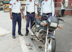 शारदा चौक पर पुलिस को देखते ही बाइक छोड़कर भागा चालक! चेकिंग में निकली चोरी की मोटरसाइकिल, ई-चालान जांच से खुला राज, यातायात पुलिस ने किया बरामद