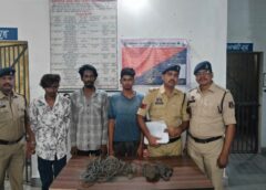 घूम-घूमकर बिजली केबल चोरी का खेल खत्म! बम्हिनडीह पुलिस ने तीन आरोपियों को दबोचा, 10 किलो कॉपर वायर बरामद, न्यायिक रिमांड पर भेजे गए