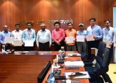 एक पल की सजगता ने बचाई सैकड़ों यात्रियों की सुरक्षा! रेल के 9 कर्मचारियों ने समय रहते पकड़ी बड़ी गड़बड़ियां, महाप्रबंधक ने सम्मान देकर बढ़ाया हौसला