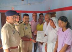 पिता की विदाई के बीच बेटे को मिला नई जिम्मेदारी का संबल, पुलिस कप्तान ने घर पहुंचकर दिया आरक्षक पद का अनुकम्पा नियुक्ति-पत्र, परिवार के साथ खड़ा दिखा पूरा पुलिस विभाग.