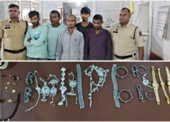 सूने मकान में चोरी के बाद माल खपाने का खेल, पुलिस ने खोली पूरी कड़ी! मोपका में चोरी के जेवर-बर्तन खरीदने वाले भी आए गिरफ्त में, 5 आरोपी और एक अपचारी बालक पकड़े गए; ₹2 लाख की संपत्ति जब्त