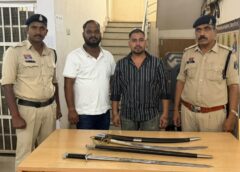सार्वजनिक स्थानों पर तलवार लेकर मचा रहे थे दहशत, पुलिस की कार्रवाई में दो आरोपी धराए! ₹9,500 की तलवारें और 3 मोबाइल फोन बरामद